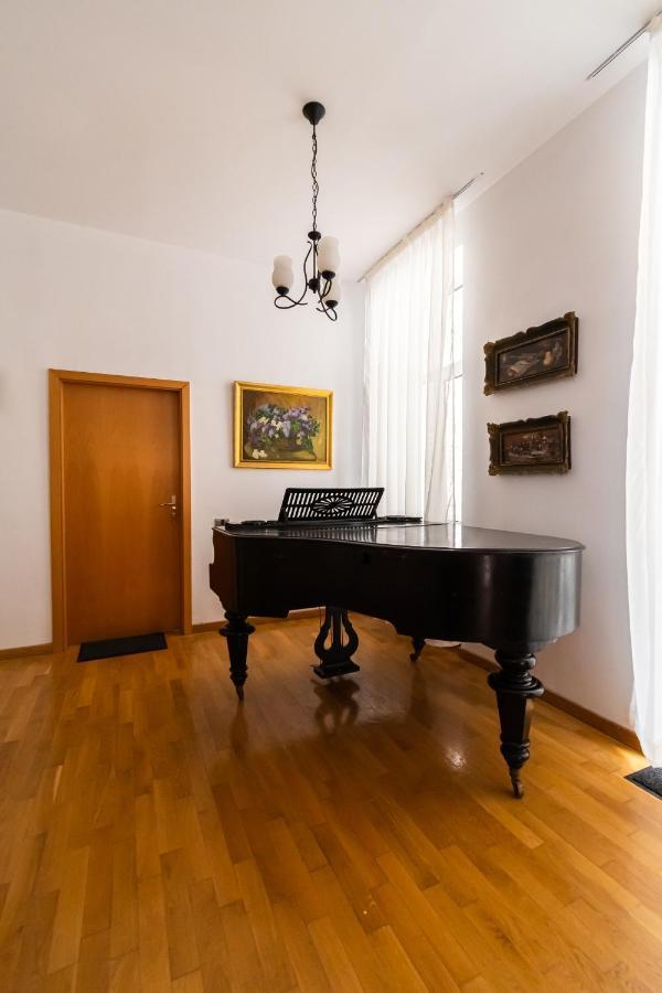 Residence 48 Beautiful Building Within Moments From The Old Town Of Brasov Luaran gambar